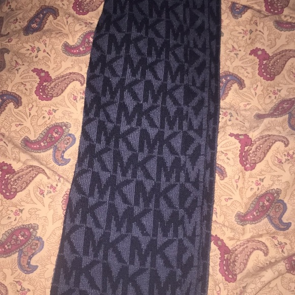 Micheal Kors Scarf - Picture 1 of 2
